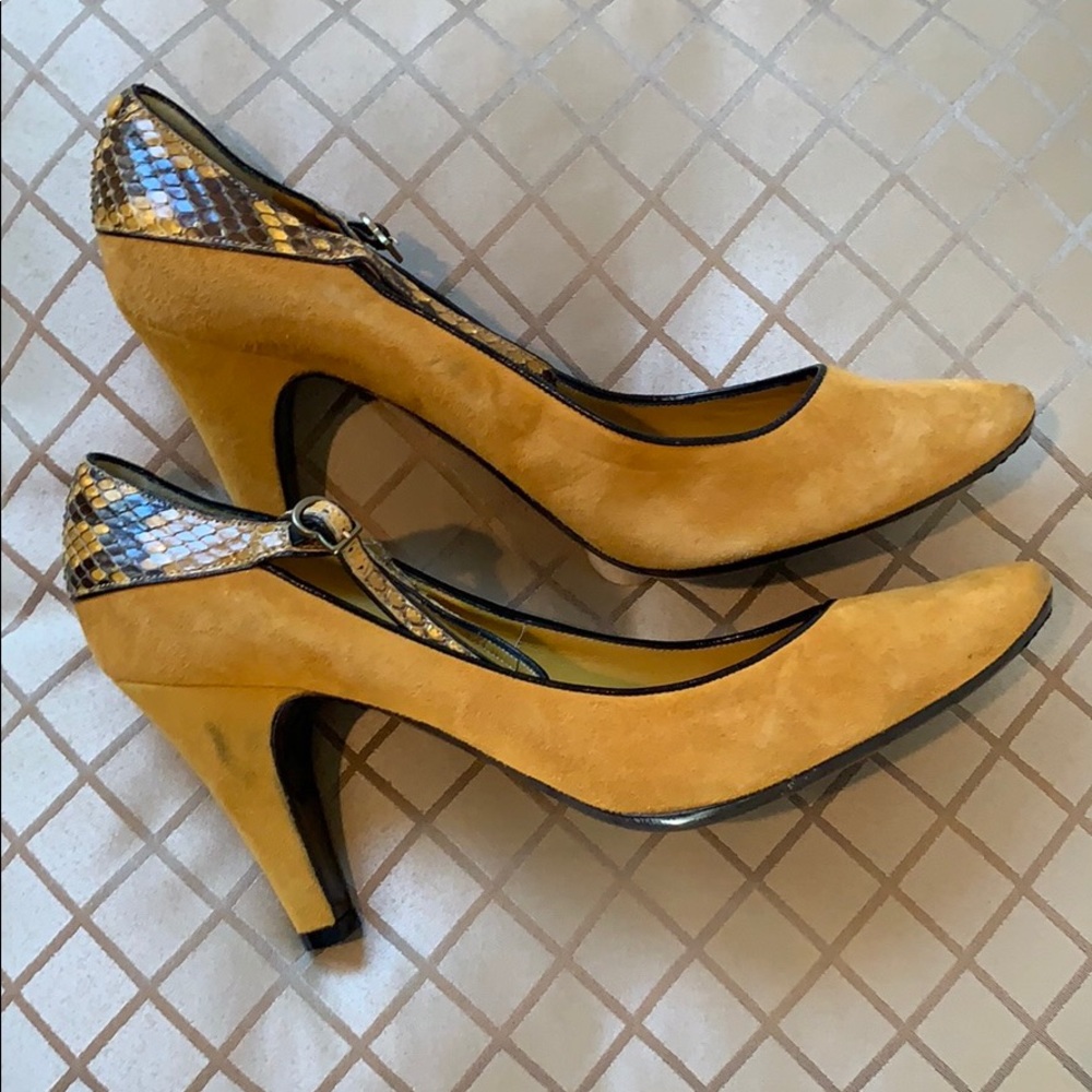 Marc Jacob suede pump with strap